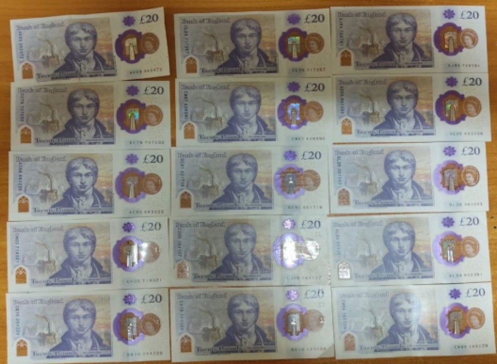 Doi tineri au furat o geantă cu 11.500 lire sterline, lăsată fără supraveghere la terasa unei benzinării